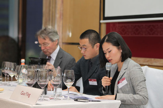 图片：（右起）郭莹、戴鸿靖与Steven Spurrier在Decanter赛事中国获奖葡萄酒品鉴会