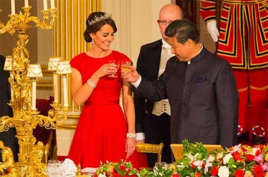 Xi Jingping shares a toast with Kate Middleton, the Duchess of Cambridge at Buckingham Palace