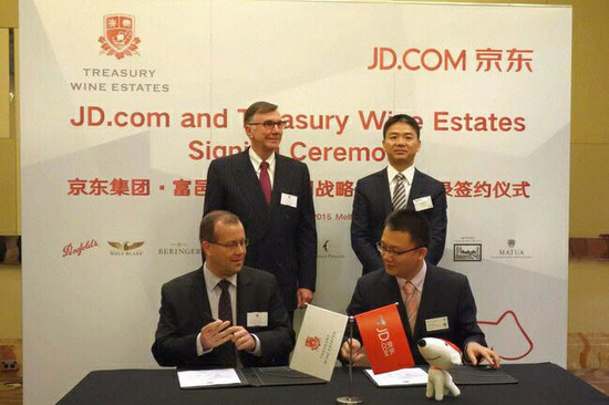 图片：京东集团葡萄酒部门负责人赵大彬（右下）与京东董事长及CEO刘强东（右上）与澳大利亚富邑集团（Treasury Wine Estates）签署合作协议。