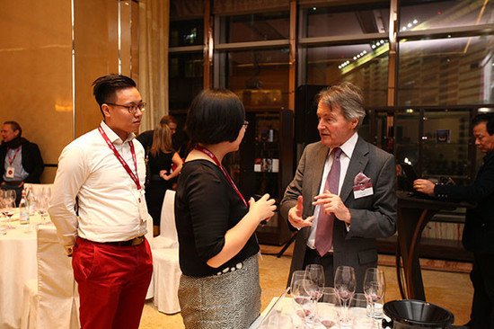 图片：中国葡萄酒爱好者参加中国葡萄酒品鉴会，与主讲人之一Steven Spurrier交谈（2015年Decanter醇鉴上海美酒相遇之旅）