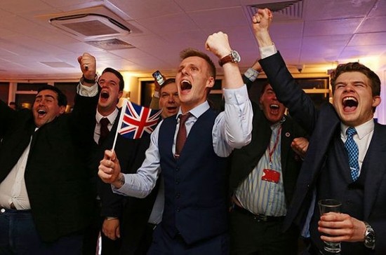 图片：支持脱欧的英国民众庆祝胜利。图片版权： Geoff Caddick / AFP / Getty Images