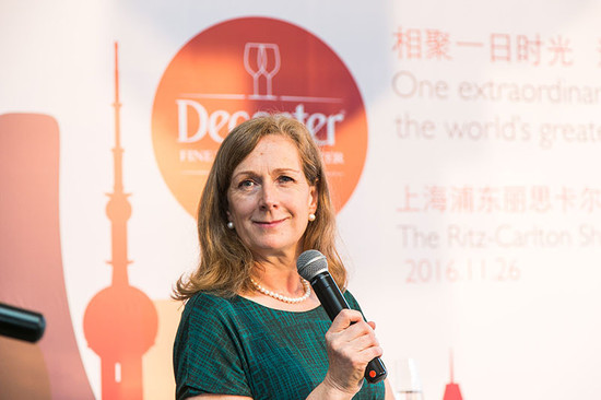 图片：Decanter总经理Sarah Kemp宣布2016年Decanter醇鉴上海美酒相遇之旅活动日程