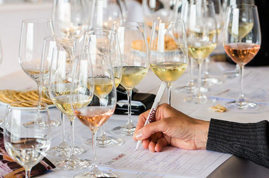 图片：业内专家正在品尝希腊，意大利和保加利亚的葡萄酒（Decanter品酒会）。
