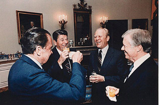 图片：（从左往右）1992年尼克松、里根、福特、卡特在蓝房（Blue Room，白宫第二大房间）共同举杯。