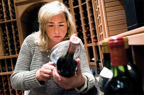 “沙伊（Chai）”葡萄酒咨询公司和“winefraud”网站的创办者莫林•唐尼女士在查验酒标。