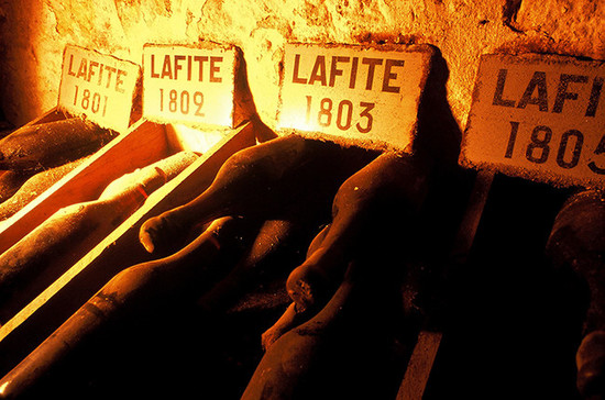 图片：拉菲罗斯柴尔德酒庄酒窖中的19世纪老酒