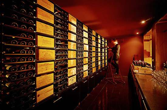 波尔多古庭拜世城堡（Château-Cordeillan Bages），酒庄餐厅内壮观的葡萄酒收藏室。