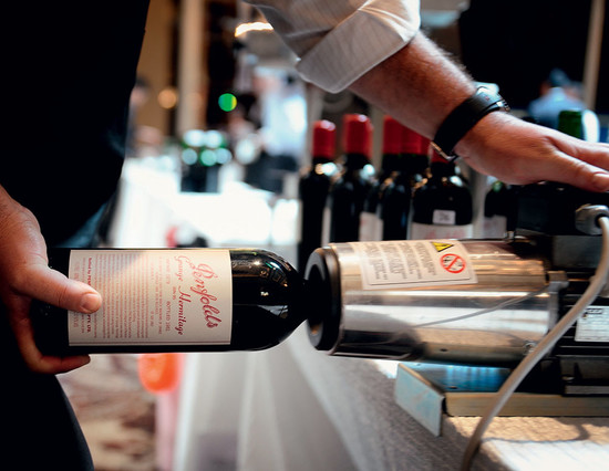 上图：去年的奔富“换塞诊所”活动共对231瓶葡萄酒进行了查验。