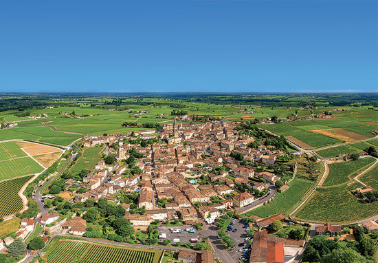 图片：从空中俯瞰下方的城镇与葡萄园，圣爱美浓于1999年被UNESCO列入世界文化遗产