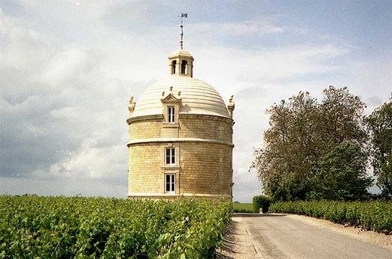 拉图酒庄的塔楼；图片版权：Benjamin Zingg, Wikipedia
