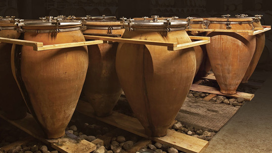 图片：位于特伦蒂诺（Trentino）的Elisabetta Foradori酒庄里，被称为’蒂娜哈斯（tinajas）’的西班牙陶罐，已经取代了法国桶。