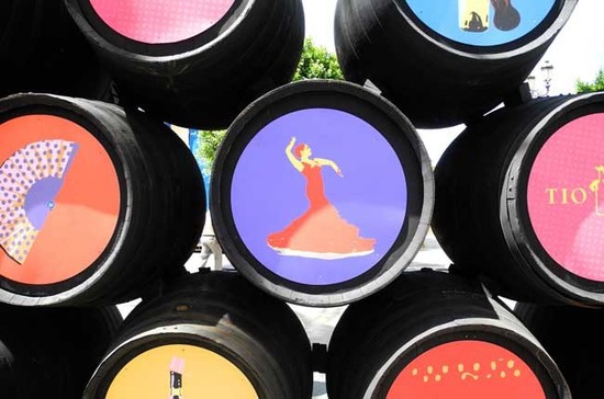 图片：赫雷斯色彩缤纷的雪莉酒桶。图片来源：Felizfeliz / Flickr