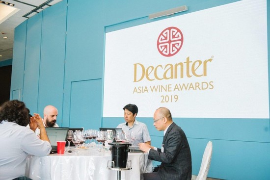 2019年Decanter亚洲葡萄酒大赛：（从右至左）评审陆江，石田博，朱利安MW