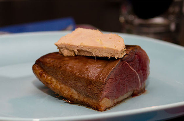 图片：鸡胸肉上加鹅肝酱。图片来源：Pierre Selim / Wiki Commons 