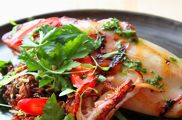 Whole grilled squid, red rice and fresh herbs - Recipes and wine pairings