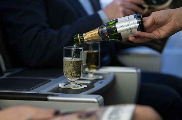 飞机上喝葡萄酒，风味有什么不同吗？ ——问问Decanter