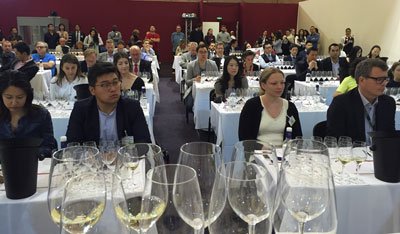 参加CEEV与CADA共同组织的中国葡萄酒品鉴会的观众