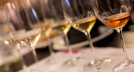 How does the colour of white wines age with time?