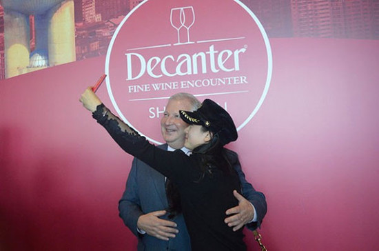 wine lovers taking selfie with Philippe Dhalluin