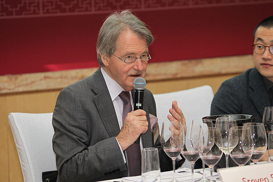 图片：Steven Spurrier对Decanter赛事中国获奖葡萄酒进行评析