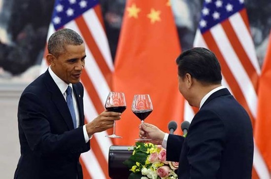 Presidents Xi Jinping and Obama share a glass of wine