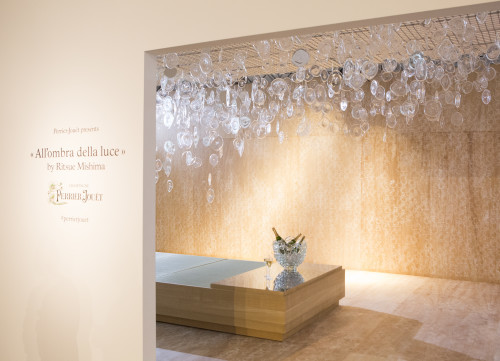 巴黎之花和三岛律惠的All’ombra della luce(在光之影中) © Perrier-Jouët, Perrier-jouet.com