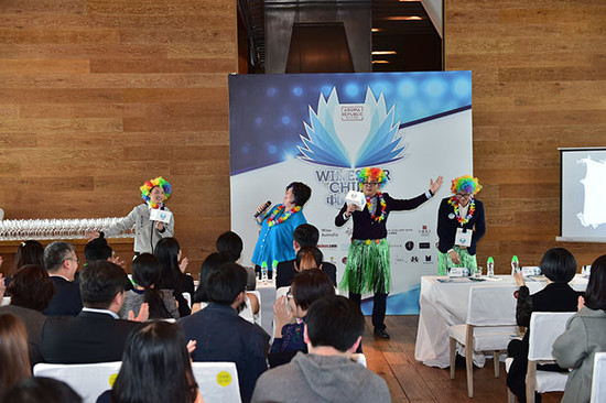 Image: Fongyee Walker performing with Chinese wine educators at Wine Stars of China, credit Aroma Republic