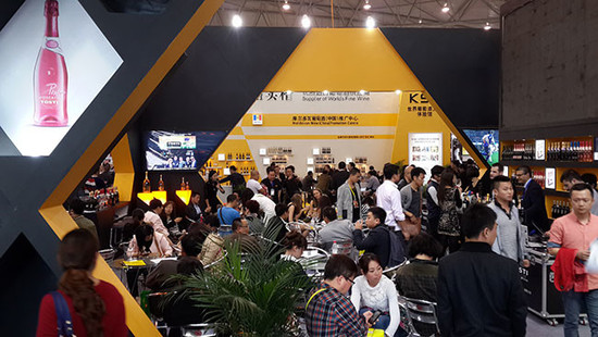 Image: Chengdu Food and Drinks Fair (Tang Jiu Hui), credit LI Demei