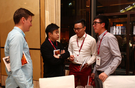 图片:中国葡萄酒爱好者参加中国葡萄酒品鉴会(2015年Decanter醇鉴上海美酒相遇之旅)