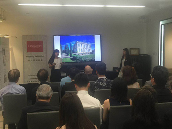 图片:Maxwell-Storrie-Baynes (MSB)地产部中国市场总监李莉娟在大宅展厅主持酒庄投资讲座