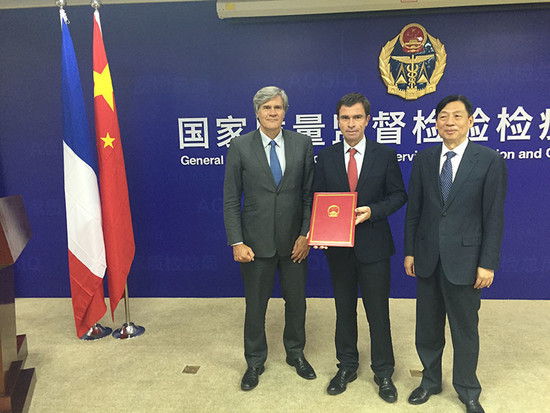 Image: (from the left) Stéphane Le Foll, French minister of agriculture, Bernard Farges, président of CIVB and Sun Dawei, vice-minister of AQSIQ
