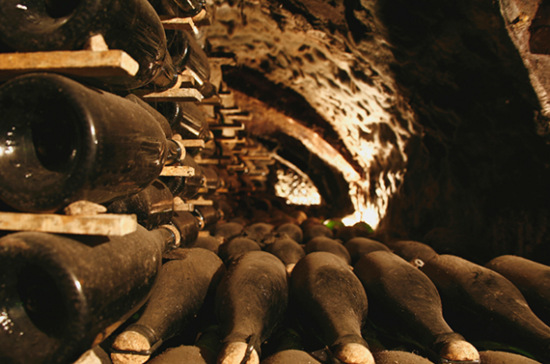 图片：“雷卡雷多酒庄”酒窖内储藏的陈酿葡萄酒。