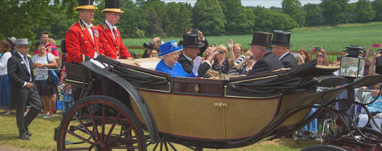 图片：女王和菲利普亲王在温莎公园 © www.windsorgreatpark.co.uk