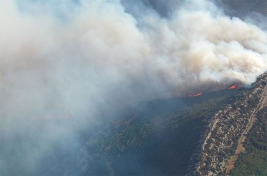 野火在科尔比埃的山野间蔓延 ©Twitter / @gaetenheymes