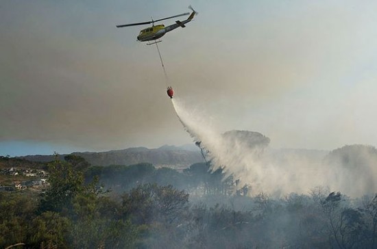 救火直升机在与山火进行搏斗 ©Rodger Bosch / AFP / Getty