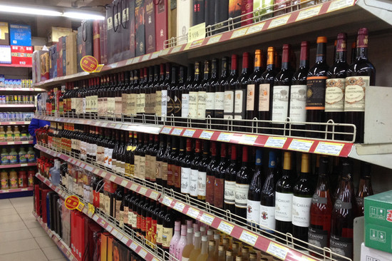 图片：中国超市的葡萄酒柜台