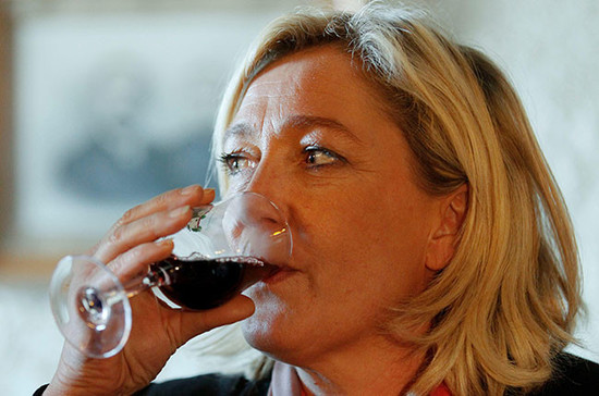 图片：勒庞在博若莱喝葡萄酒，图片版权：Robert Pratta / Reuters / Alamy 