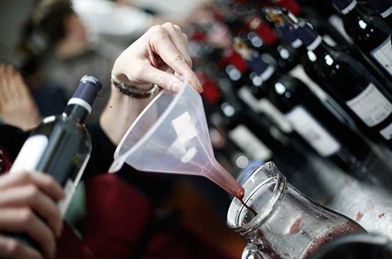 Double decanting wines at the Bordeaux Fine Wine Encounter 2017. Credit: Nina Assam/Decanter