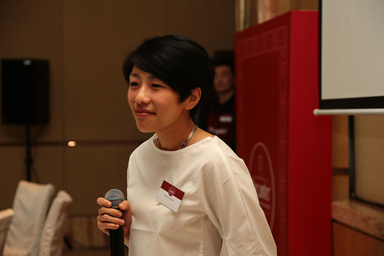 图片:陈芳在2014年“Decanter醇鉴上海美酒相遇之旅”主持大师班