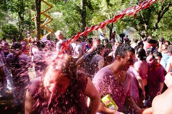 里奥哈Haro镇每年都会举办的“葡萄酒大战(Wine Battle)”。 © James Sturcke / Alamy Stock