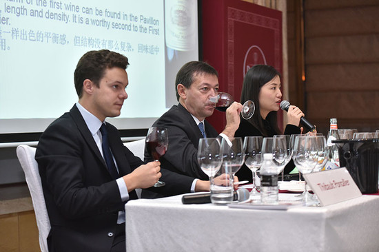 图片：大师班由玛歌酒庄全球品牌大使Thibault Pontallier（左），总经理Philippe Bascaules共同主持，玛歌酒庄中国区业务发展经理郑方圆（右）担任翻译。