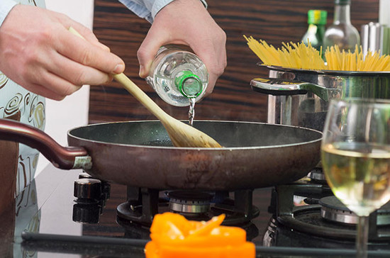 烹饪时该选用哪种白葡萄酒呢? © moodboard / Alamy Stock Photo