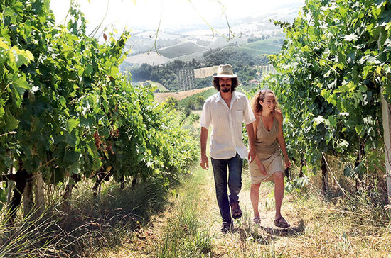 图片：Corrado Dottori和妻子Valeria在他们的马凯葡萄园中。图片版权：Paula Prandini