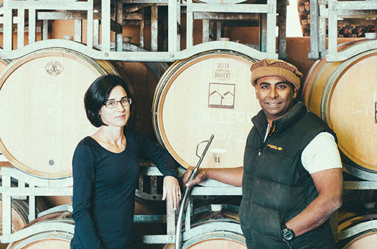 图片:曾从事科学研究的Maree Collis和Ray Nadeson在Lethbridge Wines酒庄的陈酿室