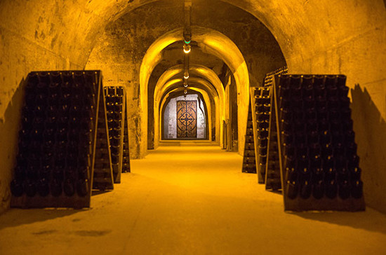 参观陈酿着传奇酒款“Comtes de Champagne（香槟伯爵）”的泰亭哲酒窖。 © Victor Grigas / WikiCommons