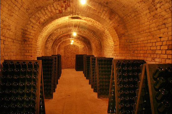 在勒内杰佛瑞香槟酒窖中,探索五代酿酒师的心血结晶。© champagne-geoffroy.com