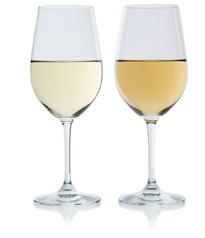 图片：在这两杯霞多丽中，右边那杯氧化更明显，所以带有一些棕色。如果氧化过程并非酿酒期间故意为之，那么这款酒很可能喝起来像酸苹果酒或者醋的滋味。