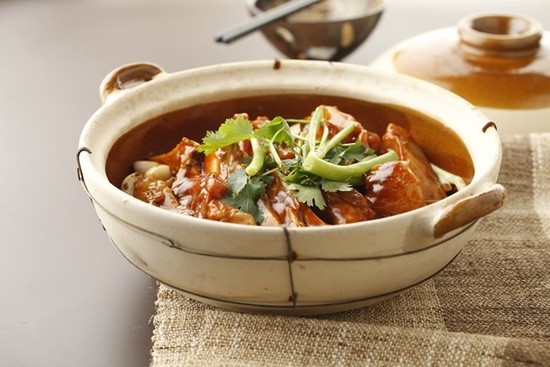 图片：新荣记招牌菜式-砂锅鱼头。图片版权：新荣记餐厅，www.xinrongji.cc