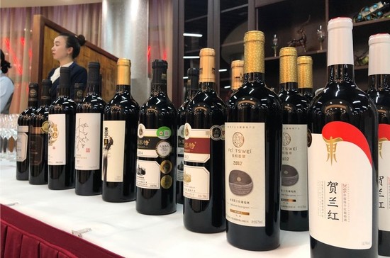 图片：宁夏酒局举办的媒体品鉴会上，贺兰红品牌葡萄酒赫然在列