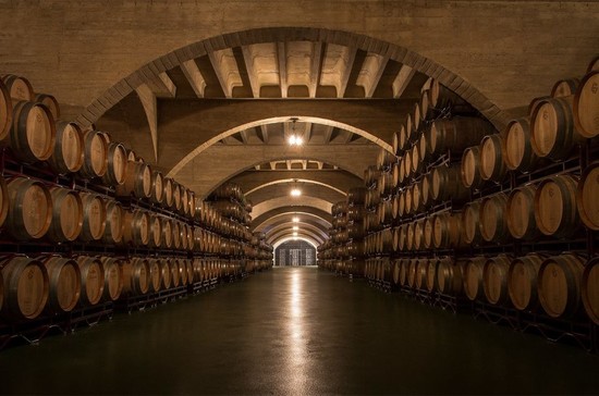 图片：科拉尔酒庄的酒窖